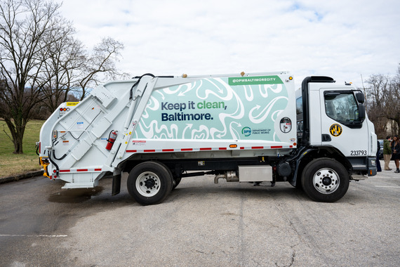 Trash collection vehicle