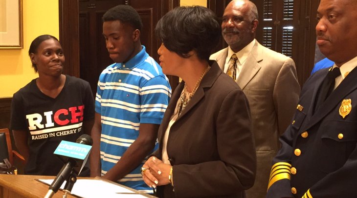 Teen honored for aiding boy hit by dirt bike
